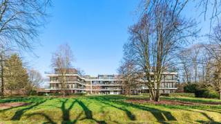 In Residentie Emilia, gelegen in het prachtige parkdomein De Capucien in Aalst, bieden wij dit stijlvolle appartement aan op de eerste...