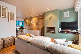 <p>In een rustige verkeersluwe straat ontdek je deze woning, omringd door het beste van beide werelden – de levendige nabijheid van scholen en winkels én de rust van zowel het prachtige water van de ‘Rupel’ als het groene bos en het gezellige park van Ter Hagen. Kortom is dit een plek waar genieten centraal staat voor het hele gezin!</p>
<p>Bij binnenkomst in de leefruimte ervaar je meteen een aangenaam gezellige sfeer dankzij de warme vloer, de karakteristieke bakstenen muur én decoratieve haard. Aangrenzend bevindt zich de open keuken welke werd geïnstalleerd volgens de hedendaagse normen met onder andere een vaatwasser, koelkast, spoelbak, dampkap en kookplaat. Verder vind je nog een badkamer die werd uitgerust met een douche-bad, toilet, lavabo in meubel en aansluitingen voor was- en droogmachine. Op de eerste verdieping vind je 2 ruime slaapkamers terug (15 m² & 10,60 m²) terwijl de masterbedroom van maar liefst 20,70 m² zich op de 2<sup>de</sup> verdieping begeeft. Last but not least is er een dakterras van 21,80 m² aanwezig – een absolute troef voor wie houdt van buitenleven en gezelligheid!</p>
<p><strong>Technische gegevens: Elektriciteit is conform! </strong>Grote kelder + zolderruimte aanwezig! Geïsoleerd dak & muren, verwarming op gas, HR-beglazing in PVC of hout.</p>
<p><strong>Stedenbouwkundige inlichtingen en bodemattest in aanvraag. Niet-asbestveilig. Bevindt zich niet in een risicozone voor overstromingen (P- en G-score A). Renovatieverplichting niet van toepassing.</strong></p>