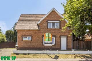 Te renoveren woning op royaal perceel van 1.077m² op toplocatie.Indeling:Bij het betreden van de woning komt u binnen in de inkomhal met aansluitend...