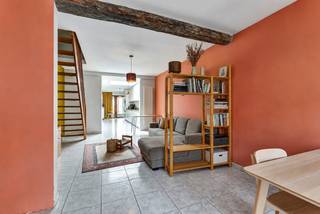 <p>Deze woning is <strong>gunstig gelegen</strong> in Bevere, op een boogscheut van het centrum van Oudenaarde. Dankzij de vlotte bereikbaarheid en de nabijheid van het station, winkels, scholen en andere dagelijkse voorzieningen geniet u hier van een bijzonder praktische ligging. Ook de aansluiting op de N60 is vlot bereikbaar, wat deze locatie ideaal maakt voor wie centraal wil wonen met goede verbindingen naar de ruime omgeving. Via de aparte inkomhal betreedt u de <strong>gezellige leefruimte</strong>, die naadloos overgaat in de <strong>vernieuwde en volledig geïnstalleerde keuken</strong>. Verder bevinden zich op het gelijkvloers een praktische berging, een apart toilet en de badkamer. Op de eerste verdieping bevinden zich <strong>twee slaapkamers</strong>. De zolderverdieping biedt bovendien extra mogelijkheden en kan, mits renovatie, ingericht worden als derde slaapkamer, bureauruimte, hobbykamer of extra bergruimte. Tot slot beschikt de woning over een <strong>gezellig terras</strong> en een <strong>diepe tuin</strong>, waar u volop kunt genieten van rust en buitenruimte. <strong>Dak werd recent geïsoleerd</strong> - <strong>10 zonnepanelen</strong> - <strong>EPC B - Asbestveilig</strong></p><p>*<strong>De vermelde prijs is een richtprijs. Na ontvangst van de biedingen beslist de verkoper volledig vrij of hij al dan niet tot verkoop overgaat en welk bod hij aanvaardt. De richtprijs is niet bindend.</strong></p>