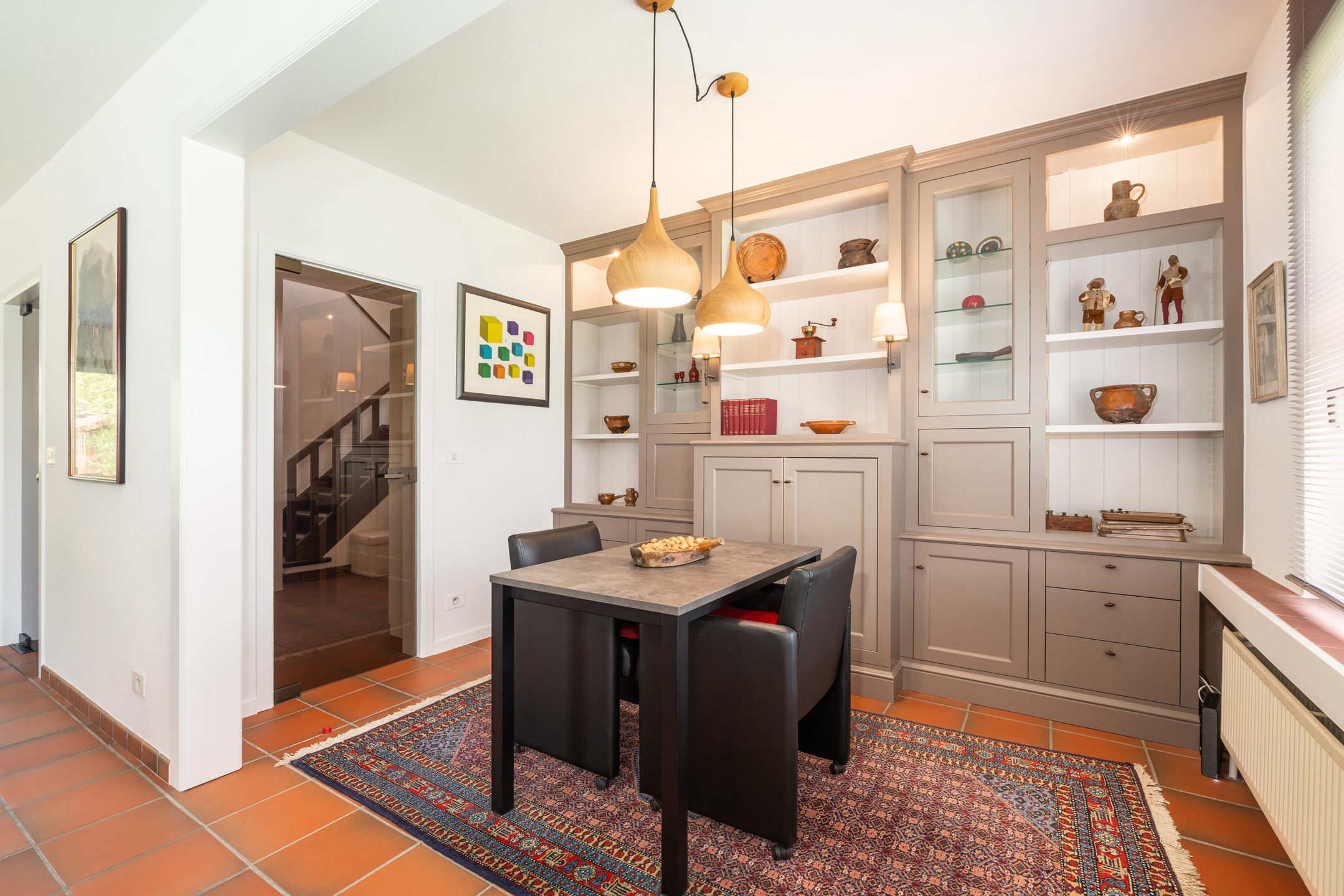 Ruime woning met 4 slaapkamers, tuin, oprit en garage. - foto 5