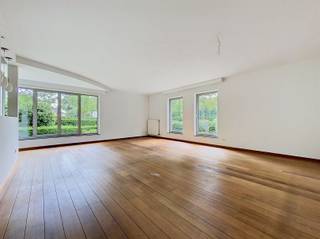 <p><span>Gelijkvloersappartement met gezellige tuin en garage</span></p><p><span> </span></p><p><span>Dit uitzonderlijk ruime appartement van 150 m² in Brasschaat voelt meteen als thuis. </span></p><p><span>De royale leefruimte vormt zonder twijfel het hart van de woning. Grote raampartijen laten het daglicht binnenstromen en creëren een aangename verbinding met het groen rondom.</span></p><p><span>De keuken sluit naadloos aan op het geheel en combineert een warme uitstraling met kwalitatieve inbouwtoestellen en voldoende opbergruimte. </span></p><p><span>Met drie volwaardige slaapkamers biedt het appartement alle ruimte voor een gezin, een thuiswerkplek of logeerkamer. Elke kamer geniet van veel natuurlijk licht, kijkt uit op de tuin en is uitgerust met rolluiken voor extra comfort. Via de grote schuiframen bereikt u het terras en het privatieve tuintje: een rustige plek voor een koffie of gewoon een moment van ontspanning.</span></p><p><span>Verder beschikt het appartement over een verzorgde badkamer, een garage en een praktische kelderberging. </span></p><p><span>Een lichtrijke woning met een aangenaam gevoel van ruimte, omgeven door groen en gelegen op een gegeerde locatie in Brasschaat. Een plek waar comfort en woonkwaliteit moeiteloos samenkomen.</span></p>