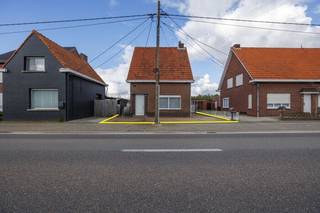 Bent u op zoek naar een woning die u volledig naar eigen hand kunt zetten? <br />Deze vrijstaande woning op een perceel van 326 m² biedt de perfecte basis voor wie droomt van een kwaliteitsvolle vrijstaande gezinswoning op een goede locatie tussen de kernen van Rijkevorsel en Sint-Jozef.<br /><br />Deze woning is gebouwd volgens de degelijke traditionele methode, met bakstenen muren en een duurzame stenen vloerplaat (geen houten roostering!), wat een uitstekende basis vormt voor een energetische renovatie. <br />Een mooi pluspunt: aan de voorzijde zijn de inkomdeur en het grote raam reeds vervangen door moderne, geïsoleerde exemplaren met dubbele beglazing en een rolluik. De overige houten ramen verkeren nog in goede staat en wachten op een energetische upgrade.<br /><br />De woning beschikt over een logische indeling met veel mogelijkheden:<br />-gelijkvloers: een lichte leefruimte met naast de centrale verwarming ook een gezellige gaskachel, een keuken met toegang tot de kelder, en een praktische achterplaats met apart toilet.<br />-verdieping: via de inkomhal bereikt u de verdieping met drie volwaardige slaapkamers.<br />-extra's: De eigendom omvat een aparte garage en een aanbouw die dienstdoet als berging en stookplaats.<br /><br />Unieke troef: rustgevend uitzicht!<br />Wat deze woning écht uniek maakt, is de achterzijde van het perceel. Hier geniet u van een panoramisch en ongestoord uitzicht over de aanpalende weilanden en velden. Een zeldzame luxe die u elke dag opnieuw een vakantiegevoel bezorgt in uw eigen tuin.<br /><br />Maak hier uw droomwoning van dankzij de vrije inrichting en de solide structuur heeft dit pand alles in huis om omgetoverd te worden tot een moderne, energiezuinige droomwoning. Of u nu een handige harry bent of een totaalproject voor ogen heeft: het potentieel is hier absoluut aanwezig!<br /><br />Interesse in dit renovatieproject met prachtig uitzicht? <br />Neem vandaag nog contact op met ARES vastgoed- &amp; landmeetbureau te Beerse voor meer informatie of om een bezichtiging in te plannen. <br />Wij laten u graag de mogelijkheden van dit pand zien!<br />