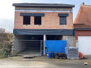 <p><span>Verder af te werken ruwbouw met rustige ligging</span><span><br /><br />Deze ruwbouw in gesloten bebouwing treffen we aan in Opheers, een landelijke deelgemeente<br />van Heers. U geniet er van een rustige ligging, doch ook van een goede bereikbaarheid van de<br />nodige voorzieningen en de uitstekende verbindingen.<br /><br />Op vlak van indeling onderscheiden we het volgende:</span></p><p><span>Gelijkvloers:<br />Ruime carport, inkomhal met vestiaire en trap naar de verdieping, ruime berging en toegang tot<br />de achtergelegen buitenruimte via een trap</span></p><p><span>Eerste verdieping:<br />Ruime hal, zeer ruim bemeten leefruimte met open keuken en toegang tot het terras met zicht op<br />de tuin, eerste slaapkamer van 12 m².</span></p><p><span>Tweede verdieping:<br />Zeer ruime zolderverdieping met vaste trap en mogelijkheid tot compartimenteren in 2 slaapkamers,</span></p><p><span>badkamer en polyvalente ruimte, die bijvoorbeeld als bureau zou kunnen worden aangewend.</span></p><p><span> </span></p><p><span>Achteraan de woning treffen we een ruim terras en een tuin met achteraan nog een tuinberging.<br />De woning beschikt over een zuidwest gerichte tuin waardoor U van de middag- en avondzon<br />kan genieten.</span></p><p><span><br />De ruwbouwwerken werden intussen uitgevoerd. U staat als koper zelf in voor de verdere afwerking<br />naar eigen smaak. <br /><br /></span><span>Wenst U meer informatie over deze ruwbouwwoning of een bezichtiging?<br />Contacteer ons via 012 26 22 05 of <span>info@hetimmohuis.be</span></span></p>