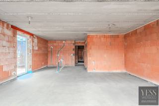 <div>
<div>
<h3>Gelijkvloers app + tuin + 2 slpks + 2 parkings</h3>
<p>💡 <strong>Aankoop aan 6% btw mogelijk, mits voldaan wordt aan de voorwaarden.</strong></p>
<p>Ruime en lichtrijk gelijkvloers appartement met een <strong>NETTO bewoonbare oppervlakte van maar liefst 79m²</strong>.</p>
<ul>
<li><strong>Tuin 67m²</strong></li>
<li><strong>2 slaapkamer</strong><strong></strong></li>
<li><strong>Terras 12 m²</strong></li>
</ul>
<p>Dankzij de royale raampartijen en de doordachte indeling geniet u hier van een aangename, open en comfortabele woonbeleving.</p>
<p>Extra troef: bij het appartement horen <strong>2 privatieve parkeerplaatsen</strong>, zijnde <strong>parking P4 (met laadpaal) en P5</strong>.<br /><br />Prijs appartement = 269.000€ (excl. kosten) + P4 en P5 = 18.000€ (excl. kosten).</p>
<p>Een ideale woonopportuniteit voor gezinnen, koppels of investeerders die op zoek zijn naar ruimte, functionaliteit en comfort.</p>
<p><strong>Interesse? Contacteer ons voor meer informatie of een bezoek ter plaatse.</strong><br />☎ 050 33 59 03<br />✉ info@yess-vastgoed.be</p>
</div>
</div>