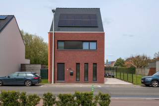 <p><span>We treffen deze woning, gebouwd in 2020, in Aartselaar. De gemeente is gelegen tussen de E19 en de A12, vlakbij Antwerpen, Brussel en andere steden, en op een boogscheut van het gezellige dorpscentrum met winkels, horeca en dagelijkse voorzieningen binnen handbereik. Een bushalte bevindt zich vrijwel voor de deur. Wie de groene omgeving opzoekt, kan in natuurgebied De Reukens of de Rupelstreek verkennen per fiets.</span></p><p><span>Op het gelijkvloers verwelkomt een inkomhal met ingebouwde kasten u in de woning. Er is een apart toilet met handenwasser. De zeer ruime woonkamer geniet van veel lichtinval en beschikt over een trendy ingebouwde bureau aan de straatzijde. De open keuken voldoet aan alle hedendaags comfort en heeft aansluitend een handige provisieruimte. Uw wagen kunt u kwijt op de oprit of in de ruime garage van maar liefst 50 m², die perfect dienst kan doen als werkplaats of magazijn en voorzien is van water, toilet, lavabo, een mogelijke doucheaansluiting en voldoende stopcontacten. De tuin is maar liefst 480 m² groot en beschikt over meerdere terrassen met aansluitingen, een tuinhuis, moestuin en kippenhok.<br />Op de eerste verdieping bevinden zich vier slaapkamers op epoxyvloer, waarvan twee voorzien zijn van ingebouwde kasten. De badkamer is uitgerust met een ligbad en toilet. De tweede verdieping is bereikbaar via een vaste trap en volledig geïsoleerd.</span></p><p><span>Bijzonderheden: 10 zonnepanelen, regenwaterput, ventilatiesysteem C, gevelisolatie en elektrische installatie conform.</span></p><p><span>P-score: A</span></p><p><span>G-score: A</span></p>