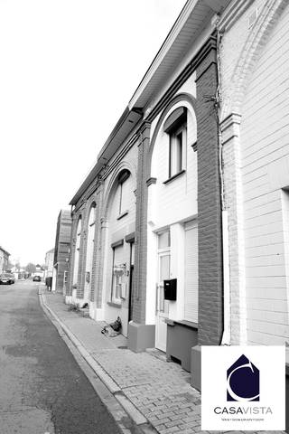 INDRUKWEKKENDE VERNIEUWBOUWDE EENGEZINSWONING MET ENERGIENIVEAU A ! Deze charmante gesloten bebouwing vind je aan de bovenkant van Geraardsbergen maar toch nog op wandelafstand van handelscentrum, recreatie, scholen. Langs de achterzijde vind je eindeloze wandel- en fietspaden in de overgang tussen Oost-Vlaanderen, Vlaams-Brabant en Henegouwen. De woning werd deskundig vernieuwd ook al werd de oorspronkelijke, soms verrassende, structuur behouden. Er is een hoofdgebouw (totaal gerenoveerd) en nog een te renoveren bijwoning achteraan waar je lekker kan chillen en aangenaam kan buiten zitten bij lekker weer. Het hoofdgebouw heeft 4 bouwlagen + kelder (die niet meer gebruikt wordt maar wel zichtbaar is). Gelijkvloers met ruimere voorplaats dan gewoonlijk en dan een lange leefkeuken met eetplaats en apart toilet. Toegang naar het terrasje en het voorgenoemde bijgebouw. Zeer gezellig. Eerste verdieping met heel speciale structuur : vooraan een masterbedroom maar in het midden een enorme overloop met achterplaats. Voormalig was hier een atelier, nu wordt dit een vrijetijdsruimte met achteraan de badkamer inclusief de energiezuinige gaswandketel. Tweede verdieping met 2 slaapkamers waarvan eentje met aparte toegang tot een aangrenzende berging (nieuwe zolder) en een vaste trap naar een mezzanine/zolderkamer. Een indrukwekkend geheel dat volledig eigentijds werd gemaakt. Elektriciteit conform. EPC uiterst gunstig A. Ook ideaal als investeringswoning op de rendabele huurmarkt (CA aanwezig). Vraag snel een bezoek met vastgoedmakelaar Cedric via telefoon naar zijn kantoor 054 412500