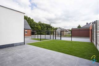 Te koop te Berlare!<br />Bent u op zoek naar een energiezuinige en instapklare nieuwbouwwoning? Dan is deze moderne woning zeker een bezoek waard!<br />Bij het betreden van de woning komt u terecht in een verzorgde inkomhal met apart gastentoilet. Verder beschikt het gelijkvloers over een praktische berging die eveneens perfect kan dienen als bureau- of hobbyruimte. De lichtrijke en ruime leefruimte vormt samen met de volledig geïnstalleerde open keuken het hart van de woning. Dankzij het grote schuifraam geniet u van een mooie verbinding met de tuin en het terras.<br />Op de eerste verdieping bevinden zich twee ruime slaapkamers, een comfortabele badkamer uitgerust met alle hedendaagse voorzieningen en een afzonderlijk toilet.<br />Achterste slaapkamer geeft toegang naar een prachtig terras.<br />De tweede verdieping biedt plaats aan een derde, zeer ruime slaapkamer en een extra zolderruimte die ideaal is als stockage- of bergruimte.<br />Achteraan het perceel zijn een autostaanplaats en een carport voorzien. Bovendien wordt aan de carport een buitenkraan geïnstalleerd, ideaal voor het reinigen van uw wagen.<br />De volgende werken worden nog afgewerkt door de bouwheer:<br />- Aanleg van grasmatten in de tuin;<br />- Plaatsing en afwerking van de carport;<br />De ligging vormt een absolute meerwaarde: op wandelafstand van het gezellige centrum van Berlare met zijn winkels, scholen en openbaar vervoer. Daarnaast bevinden de prachtige Gratiebossen zich vlakbij, ideaal voor natuurliefhebbers, wandelaars en fietsers.<br />Troeven:<br />- Mogelijkheid tot aankoop aan 6% BTW (onder voorwaarden)<br />- Energiezuinige nieuwbouwwoning<br />- 3 volwaardige slaapkamers<br />- Volledig geïnstalleerde open keuken<br />- Terras en tuin<br />- Carport en private autostaanplaats<br />- Aanwezigheid van zonnepanelen<br />Interesse? Contacteer collega Bernhard 0476 022 089 of bernhard@cornelis-goeman.be vandaag nog voor meer informatie of een bezoek ter plaatse!<br />* Verlaagd BTW-tarief van 6% mogelijk mits voldaan wordt aan de wettelijke voorwaarden.