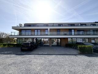 <p>Dit zeer gunstig gelegen gelijkvloers appartement maakt deel uit van de prachtige residentie 'Stuivenberg'.</p><p>Winkels, scholen, openbaar vervoer e.d. bevinden zich op wandelafstand. <br /><br />De indeling van het appartement is als volgt: inkomhal, bezoekerstoilet, ruime en lichtrijke woonkamer met open keuken incl. kookeiland en alle toestellen (vaatwasmachine, koelkast met diepvriesvak, combi-oven), berging/wasruimte, 2 volwaardige slaapkamers, badkamer met inloopdouche en dubbele wastafel en een tuin met ruim en zonnig terras.<br />Het appartement beschikt tevens over een ondergrondse private kelderberging, een ondergrondse autostaanplaats en een gemeenschappelijke fietsenstalling. <br /><br />Troeven:</p><ul><li><p>Energiezuinig ontwerp in combinatie met een tijdloze uitstraling</p></li><li><p>Hoog wooncomfort dankzij aangename leefruimte met veel daglicht en zongericht terras/tuin</p></li><li><p>Gunstige ligging</p><p></p><p><strong>Beschikbaar per 01/07/2026</strong></p><p>Provisie gemeenschappelijke kosten: €95/maand</p><p></p><p>Een bezoek kan uitsluitend worden aangevraagd via onze website: http://www.vastgoeddevos/te-huur, klik het pand aan en klik vervolgens op "Maak een afspraak".</p></li></ul>