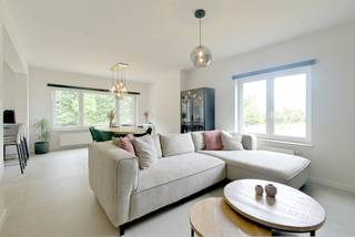 Op zoek naar een ruim en instapklaar appartement mét garage in Sint-Niklaas? Dan is deze opportuniteit zeker een bezoek waard!<br /><br />Dit volledig afgewerkt appartement bevindt zich op de 1e verdieping in een kleinschalige residentie. Het is tevens gelegen in een zeer rustige straat met veel parkeermogelijkheden. Bovendien is de garage inbegrepen in de prijs.<br /><br />Het appartement werd in 2019 volledig gerenoveerd en afgewerkt met oog voor kwaliteit en comfort. Dankzij de grote raampartijen geniet de open leefruimte van een overvloed aan natuurlijk licht. De stijlvolle vloer loopt naadloos door in alle ruimtes en zorgt voor een moderne, harmonieuze uitstraling.<br /><br />De keuken is volledig uitgerust met kwalitatieve toestellen en beschikt over een extra werkblad. Verder vindt u een apart gastentoilet en een moderne badkamer met inloop-/regendouche, een lavabomeubel en de nodige aansluitingen voor een wasmachine en droogkast.<br /><br />Aan de rustige achterzijde van het appartement bevinden zich drie slaapkamers. Vanuit het appartement heeft u bovendien toegang tot een gezellig, zuidgericht terras met buitenberging, waar u in alle rust van de zon kunt genieten.<br /><br />Troeven:<br />- Garage inbegrepen in de prijs<br />- 3-dubbele beglazing<br />- Vernieuwd dak <br />- Elektrische rolluiken <br />- Conform verklaarde elektriciteit<br />- Asbestvrij <br />- Gunstig EPC<br /><br />Interesse?<br />Plan vandaag nog uw bezoek en ontdek zelf de troeven van dit appartement. <br />Contacteer ons via info@immo-jet.be of bel ons voor meer informatie.
