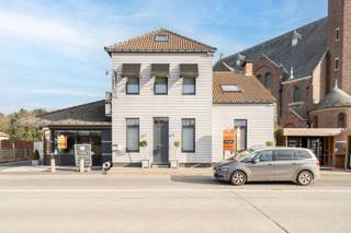 Exclusieve handelswoning te koop in Grootlo!Bent u op zoek naar een toplocatie waar u wonen en werken kunt combineren? Deze uitzonderlijke...