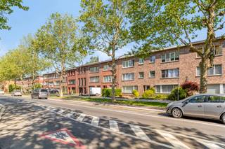 <p>Volledig <strong>gerenoveerd appartement </strong>op de<strong> tweede verdieping </strong>met garage (vraagprijs: €25.000,-) in een <strong>rustige omgeving</strong> in een <strong>kleinschalig gebouw.</strong><br /><br /><strong>Indeling:</strong><br />Via de inkomhal betreedt u de <strong>lichtrijke en ruime leefruimte,</strong> die naadloos aansluit op een <strong>volledig geïnstalleerde open keuken</strong>. Naast de keuken is er nog <strong>een kamer</strong> die kan gebruikt worden als <strong>derde slaapkamer of bureel. </strong> <br />In de nachthal vindt u een <strong>praktische berging </strong>met <strong>aansluitingen </strong>voor <strong>wasmachine en droogkast.</strong><br />De <strong>gerenoveerde badkamer</strong> is uitgerust met een stijlvolle<strong> inloopdouche </strong>en een <strong>modern badkamermeubel </strong>met een <strong>enkele wastafel.</strong> Daarnaast is er een <strong>apart toilet </strong>voorzien.<br />Via de hal bereikt u ook de <strong>twee volwaardige slaapkamers. </strong> De kleine slaapkamer biedt toegang tot het<strong> terras.</strong><br /><br /><strong>Bijzonderheden:</strong><br />Volledig <strong>gerenoveerd in 2024;</strong><br />Gunstig <strong>EPC-label B</strong>;<br /><strong>Vraagprijs garagebox: €25.000,00;</strong><br />Zeer <strong>lage gemeenschappelijke </strong>kosten.<br /><br /><strong>Ligging</strong><br />Het appartement is <strong>rustig gelegen,</strong> toch in de <strong>direct omgeving</strong> van <strong>winkels, scholen en openbaar vervoer. </strong> Dankzij de nabijheid van belangrijke invalswegen geniet u bovendien van een vlotte bereikbaarheid.</p>