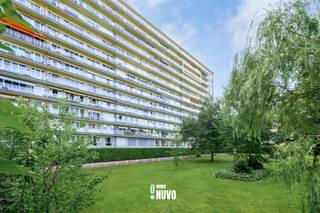 <p><span>Profitez du vert avec une vue unique sur la périphérie de la ville depuis cet appartement prêt à emménager.</span></p><p><span><br /> </span></p><p><span>L'appartement est situé au 10ème étage et a déjà subi les rénovations nécessaires : nouvelles fenêtres, sols, salle de bains, toilettes et cuisine. L'électricité est conforme et l'appartement a été entièrement peint.</span></p><p><span><br /> </span></p><p><span>Équipé d'une cuisine meublée avec un espace de vie ouvert, 2 chambres, des toilettes séparées, une salle de bains avec douche à l'italienne, et un placard intégré pour lave-linge dans le couloir.<br />La terrasse s'étend sur toute la longueur de l'appartement, un espace de rangement privé au sous-sol et un rangement commun pour les vélos et les déchets !</span></p><p><span><br /> </span></p><p><span>Les points forts incluent un environnement calme, beaucoup de lumière naturelle, une bonne orientation, un accès facile (E40 / transports en commun / commerces et écoles), un parking spacieux, l'utilisation d'un jardin/ parc commun, et directement habitable.<br /><br /></span></p><p><span>Pour plus d'informations ou une visite (visites uniquement par email) :</span></p><p><span>Tiebe 0468 26 61 85</span></p><p><span>tiebe@immonuvo.be<br /><br /></span></p>