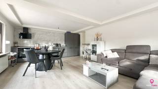 Ontdek dit veelzijdige pand dat wonen en ondernemen perfect combineert! Het handelspand biedt een vernieuwde keuken en ruime berging, samen met...