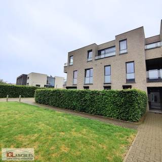 Cet appartement récemment rénové et magnifiquement aménagé est situé au premier étage d'un immeuble récent avec ascenseur. Grâce à son...