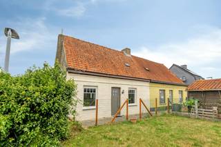 Près du centre de Meulebeke, qui fait partie de Tielt, se trouve cette maison confortable cachée dans la Vuilputstraat. Il est situé au bout d'un chemin piétonnier, ce qui vous permet de profiter pleinement d'un sentiment de confort chez vous. <br /><br />Disposition de la maison :<br /><br />Sous-sol<br /><br />Rez-de-chaussée<br />- un salon avec coin salon et salle à manger<br />- cuisine ouverte (2017) avec appareils électroménagers<br />- buanderie<br />- toilettes séparées<br />- salle de bain avec lavabo et douche<br /><br />Premier étage<br />- volte (mezzanine)<br />- deux chambres<br /><br />Jardin<br />- divisé en deux parties (avant et côté de la maison)<br />- débarras de jardin<br /><br />Les avantages de cette maison à Meulebeke :<br />- situation très centrale à Meulebeke (district de Tielt)<br />- panneaux solaires<br />- possibilité de louer un garage dans le quartier<br /><br />Êtes-vous à la recherche d'une maison de départ idéale ou d'une maison à louer ? <br />Alors cette maison peut être très intéressante !<br /><br />Registre des mesures: non