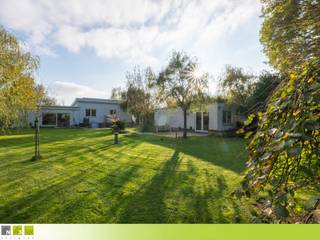 Zéér ruime en volledig gerenoveerde vrijstaande villa gelegen in landschappelijk waardevol agrarisch gebied op maar liefst 38a 46ca met 5...