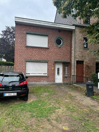 Bezoekmoment dinsdag 8 september. Verplicht inschrijven via: https://ap.lc/raKCH<br /><br />Dit aangename appartement bevindt zich op de eerste verdieping van een kleinschalig appartementsgebouw en geniet van een centrale ligging in Schilde.<br /><br />De inkomhal geeft toegang tot twee ruime slaapkamers en de badkamer, uitgerust met een ligbad met douchemogelijkheid. Achteraan bevindt zich de ruime en lichtrijke leefruimte met open keuken. Van hieruit heeft u rechtstreeks toegang tot het royale terras, een aangename extra buitenruimte.<br /><br />Het appartement is centraal en vlot bereikbaar gelegen, met winkels, horeca, scholen en openbaar vervoer in de onmiddellijke omgeving. Ook het centrum van Schilde bevindt zich vlakbij. Dankzij de goede verbindingen richting Antwerpen, Wijnegem en Zoersel zijn zowel de stad als de omliggende gemeenten eenvoudig bereikbaar.