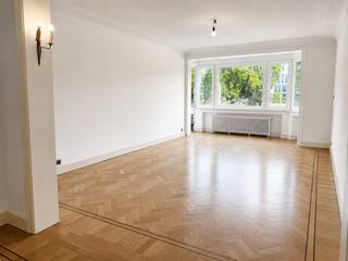 <p>Idéalement situé Avenue Blonden à Liège, à proximité immédiate du centre-ville, du tram et de toutes les commodités, ce bel appartement de ±125 m² avec garage se trouve au 1er étage d’une résidence avec ascenseur. Fraîchement repeint, il offre de très beaux volumes et un excellent confort de vie.<br /><br />Il se compose d’un spacieux double séjour de ±32 m², d’une cuisine full équipée (réfrigérateur, lave-vaisselle, four, taques, hotte et machine lavante-séchante), de deux grandes chambres de ±19 et 21 m², d’une salle de bains (attenante à l'une des chambres), de 2 WC et de deux balcons.<br /><br />Châssis double vitrage, chaudière individuelle au gaz et climatisation.<br /><br />Un garage box privatif au sein de la résidence ainsi qu’une cave en sous-sol sont inclus dans la location.<br /><br />PEB B<br /><br />Loyer : 1.200 €/mois hors charges<br />Provision de charges : 160 €/mois<br />Garage box inclus dans le loyer</p>