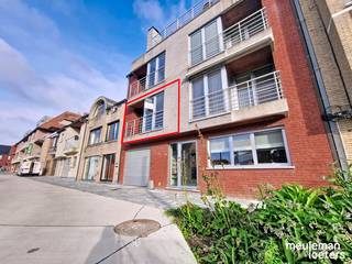 Recent en energiezuinig appartement met parkeerplaats in het centrum van Oostkamp.<br /><br />Het appartement bestaat uit: inkom met vestiaire mogelijkheid, apart toilet, leefruimte met aansluitend terras, open ingerichte keuken (met keramische kookplaat, dampkap, oven en spoelbak) met aansluitende berging en één slaapkamer met aanpalende douchekamer met lavabo.<br /><br />Bij het appartement hoort een bovengrondse parkeerplaats achteraan het gebouw.<br /><br />Het gebouw geniet van een zeer centrale ligging in de buurt van verschillende winkels & diensten, openbaar vervoer en verbindingswegen.<br /><br />EPC: 142 kWh/m²