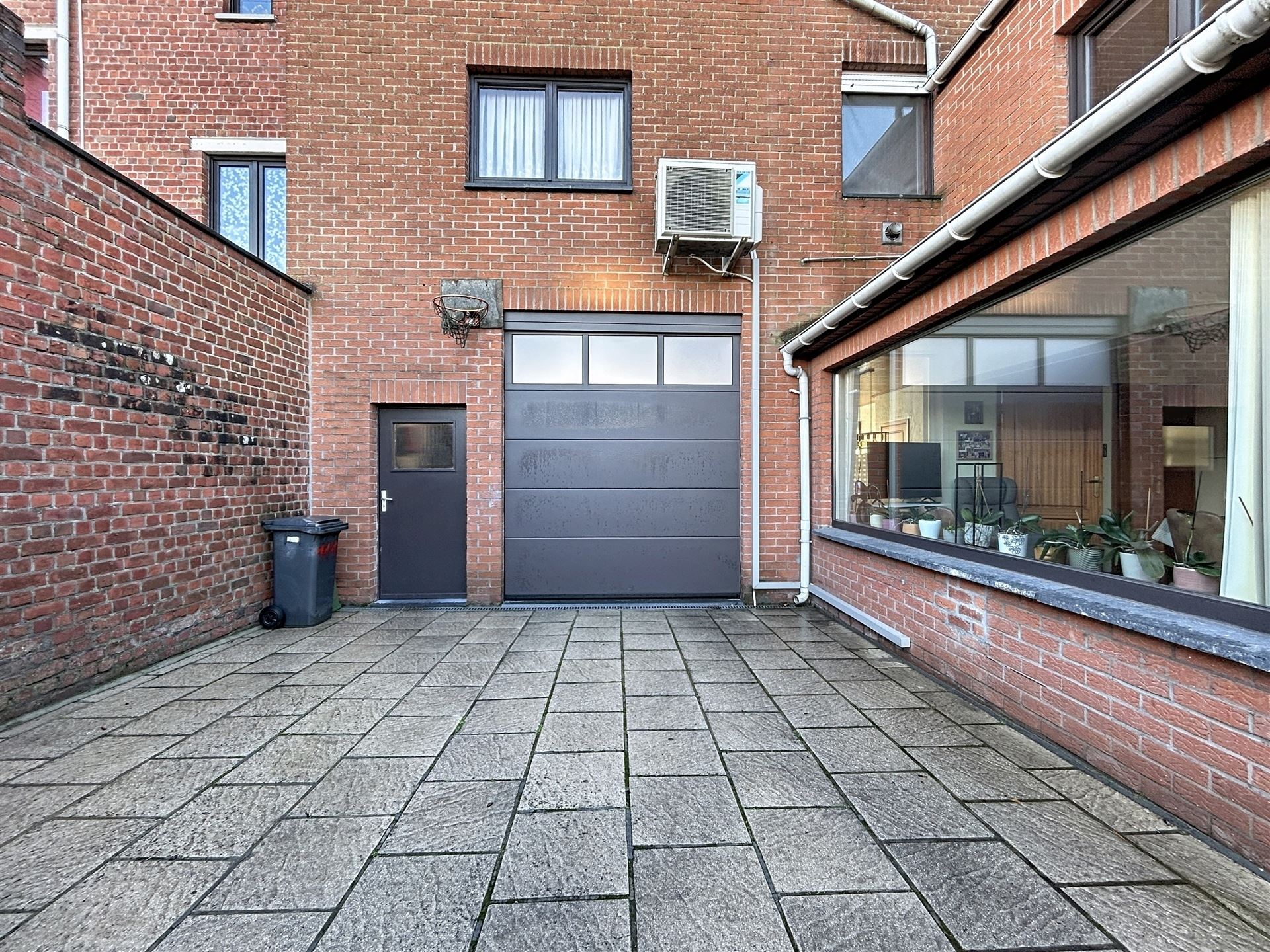 Halfopen woning met garage en tuin - foto 4