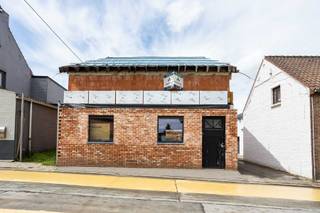 <span><strong>Ruime driegevel cascowoning in Wambeek<br /></strong></span>Bent u op zoek naar een woning waar u zelf nog de handen uit de mouwen kan steken?<br />Dit heropbouw project wordt in de huidige staat verkocht zodat de toekomstige eigenaar deze naar eigen smaak en goesting kan afwerken. <br />De woning biedt een <strong>bruto oppervlakte van 230m² met een bouwdiepte van 16,76m en dit op een perceel van 4a43ca.</strong><br />Gelegen op de Fossebaan te Wambeek (Ternat), op een boogscheut van het prachtige Liedekerkebos en met een vlotte bereikbaarheid naar Ternat, Roosdaal en een snelle verbinding naar de op-en afrit van de E40. Een ideale basis voor de realisatie van je droomwoning.<br /><br /><span><strong>Indeling</strong> </span><br />De woning omvat een ruime inkomhal/traphal en/of bureau van 25m² met een directe toegang naar de grote leefruimte met eet-en zithoek en open keuken van 66 m² (!!). Op het gelijkvloers is er tevens ook een aparte bergruimte/ wasplaats met gastentoilet. <br />het eerst verdiep is voorzien voor 3 slaapkamers (22 -15 - 18,5m²) en een badkamer van 13,5 m².<br />De grote slaapkamer biedt de mogelijkheid tot het creëren van een prachtige mezzanine.<br /><br />De achterliggende tuinzone met west oriëntatie dient nog aangelegd te worden maar biedt een oppervlakte van 250m². <br />Momenteel staat hier een vergunde loods van 50 m² en achterliggende garage van 30 m² welke ideaal voor hobby, stockage of bedrijfsopslag.<br />De toegang tot de achterliggende garage is voorzien via een losweg naast de woning.<br /><br />U vindt de plannen van de woning en andere informatie terug onder downloads.<br /><br />Staat u al te popelen om deze woning volledig naar uw hand te zetten?<br /><span>Contacteer ons via </span><b>info@impromove.be</b><span> of telefonisch via </span><b>02 887 80 56</b>