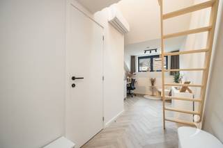 <p><span>Ontdek deze moderne studentenkamer in een kwalitatief vernieuwbouwproject, gelegen in de Frederik Lintstraat 83 in het hartje van Leuven. Het gebouw werd grondig vernieuwd met duurzame materialen en voldoet aan de hedendaagse normen inzake comfort en energiezuinigheid.<br />De kamer ligt op de 3de verdieping en is uitgerust met een energiezuinige lucht-lucht warmtepomp voor verwarming in de winter en airco in de zomer. Ze wordt volledig bemeubeld verhuurd en beschikt over een hoogslaper zonder matras</span><span>,</span><span> Daarnaast heeft de kamer eigen sanitair (douche, lavabo en wc). In het gebouw is een volledig uitgeruste gemeenschappelijke keuken aanwezig. Ook is er een gezellig terras, ideaal om even te ontspannen en een fietsenstalling.<br />Dankzij de centrale ligging bevinden campussen, winkels en horeca zich op wandelafstand, een ideale uitvalsbasis voor studenten.<br />De foto's zijn afkomstig van referentiepanden en dienen ter illustratie van de afwerkingsgraad en sfeer.</span><span> </span></p><p><span> </span></p>