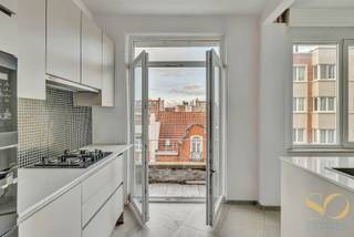 Sur la magnifique avenue Charles Woeste à Jette, dans un immeuble d’angle, au 3ᵉ étage, superbe appartement de ±110 m² offrant une...