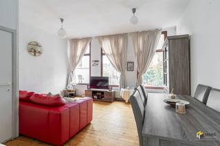 <p><span>Het pand ligt in hartje Zurenborg, op slechts enkele passen van de bruisende Dageraadplaats, waar je een brede keuze aan fijne eetadresjes en leuke cafés vindt. De bereikbaarheid is hier een absolute troef: verschillende buslijnen liggen binnen handbereik en zowel het Centraal Station als Berchem-Station bevinden zich op korte afstand. Bovendien zijn er tal van velo-stations in de buurt, ideaal om je snel en gemakkelijk door de stad te verplaatsen. Kortom: een uitstekende locatie voor wie wil genieten van het bruisende stadsleven met optimale mobiliteit!</span></p><p><span>Naast de uitstekende ligging biedt deze woning een bewoonbare oppervlakte van 120 m². Doorheen de jaren werden al verschillende vernieuwingen uitgevoerd: zo is het dak geïsoleerd met … cm PUR/PIR, is de elektriciteit conform tot 2038 en werd ook de kelder van 30 m² grondig aangepakt. Daarnaast werd de badkamer op het gelijkvloers reeds vernieuwd.</span></p><p><span>Je betreedt de woning via de inkom- en traphal. Vooraan op het gelijkvloers bevindt zich een multifunctionele ruimte van 16 m², die veel invulmogelijkheden biedt. Aan de achterzijde ligt de vernieuwde badkamer van 4 m², uitgerust met een toilet, douchecabine en lavabomeubel.</span></p><p><span>Op de eerste verdieping bevindt zich de lichtrijke leefruimte met open keuken, samen goed voor zo</span><span>’</span><span>n 31 m². Een verdieping hoger treffen we twee slaapkamers van 9 m² en 12 m², een aparte wc en een tweede badkamer van 5 m² met douchecabine en lavabomeubel. De bovenste verdieping, bereikbaar via een vaste trap, herbergt een derde slaapkamer van 13 m².</span></p><p><span>Droom jij er van om te wonen in hartje Antwerpen? Mis deze kans niet! Bewoonbare opp. 120 m² ref.: bruto vloeropp. EPC-certificaat Voor meer info of een gratis schatting surf naar </span><span><span>www.hansimmo.be</span></span></p><p><span> </span></p>