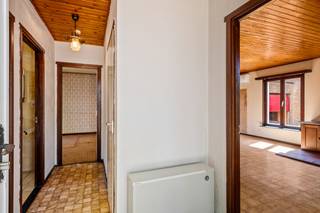 Deze te renoveren laagbouwwoning bevindt zich op een uitstekende locatie vlakbij het centrum van Essen-Horendonk. Winkels, scholen en openbaar vervoer bevinden zich allemaal in de nabije omgeving. Ondanks het feit dat de woning aan renovatie toe is, biedt ze heel wat mogelijkheden. U betreedt de woning via de aparte inkomhal die toegang biedt tot de verschillende ruimtes. De ruime woonkamer geniet dankzij de ramen aan zowel de voor- als achterzijde van een aangename natuurlijke lichtinval. Verder beschikt de woning over een eenvoudige keuken, praktische berging, veranda, garage, slaapkamer, apart toilet, badkamer met ligbad en wastafel en bureauruimte. Het perceel heeft een totale oppervlakte van 600 m² en is zuidwestelijk georiënteerd, waardoor u hier een hele dag heerlijk kan vertoeven.