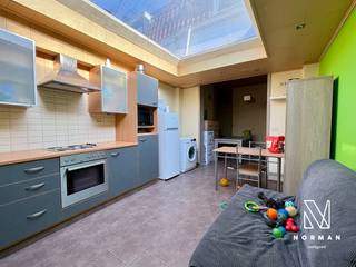 Rijwoning met 3 slaapkamers te koop in Harelbeke<br /><br />Bij het binnengaan van de woning komt u terecht in de zitruimte. Aansluitend bevindt zich de eetruimte en de lichtrijke keuken. Verder op het gelijkvloers vindt u de badkamer, uitgerust met een bad, lavabo en toilet. De woning wordt verwarmd met gaskachels.<br /><br />Op de eerste verdieping zijn er twee slaapkamers aanwezig. Vanuit één van deze slaapkamers leidt een vaste trap naar de derde slaapkamer op de zolderverdieping.<br /><br />Achteraan de woning bevindt zich een terras.<br /><br />Voor meer info contacteer Amber op 0470 11 17 12
