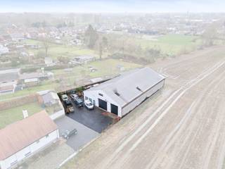 Te koop: ruime loods in Lebbeke, gelegen aan de Baasrodestraat, met uitstekende bereikbaarheid via openbaar vervoer en invalswegen. Dit veelzijdige...