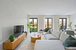 Laatste 6 appartementen! Dit modern nieuwbouwproject ROOTS is rustig gelegen met zicht op groen, op wandelafstand van het station en het CENTRUM. Aangename terrassen en/of tuinen, lichtrijke leefruimtes met open geïnstalleerde keukens, volledige afwerking, en zo goed als opleverklaar. Ondergrondse parkeerplaatsen en bergingen. Bijna-energieneutraal (max E30): vloerverwarming voorzien. Wenst u het modelappartement te bezichtigen: guido@immobeguin.be