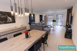 In het landelijke Mater, deelgemeente van Oudenaarde, bevindt zich deze  instapklare halfopen bebouwing.<br /><br />Via de inkomhal met bezoekerstoilet komt u in de lichtrijke leefruimte met open keuken, die samen een aangename en gezellige leefomgeving vormen. Aansluitend bevindt zich een praktische berging die extra opslagruimte biedt. Vanuit de leefruimte heeft u toegang tot het terras en de tuin.  Achteraan de tuin is er bovendien een tuinhuis voorzien, ideaal voor het opbergen van tuinmateriaal, fietsen of extra stockage.<br /><br />Op de bovenverdieping beschikt de woning over drie ruime slaapkamers, een vernieuwde badkamer met hedendaags comfort, een apart toilet en bijkomende bergruimte.<br />De zolder is te bereiken via een zolderluik en is perfect dienstig als extra opslagruimte.<br /><br />Voor meer informatie of een bezoek ter plaatse bel Stefanie op het nummer 055/59 50 10 of email stefanie@vastgoedbrowaeys.be