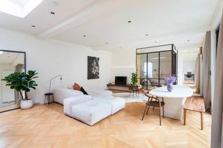 <p>Op zoek naar een karaktervolle loft in een uniek gebouw?<br />Dan is deze parel beslist iets voor u.<br /><br />De Begijnenvest verbindt ’t Zuid met de Theaterbuurt: zonder twijfel twee van de meest trendy en bruisende buurten van Antwerpen, waar cultuur, gastronomie en stadsleven centraal staan.</p>
<p>In 2023 onderging dit voormalige pakhuis een volledige renovatie, waarbij moderne comfort en historische charme naadloos werden gecombineerd. Via de private inkomhal leidt een trap naar de eerste verdieping, waar de royale loft zich ontvouwt met een indrukwekkende openheid en een hoogwaardige afwerking die zowel stijl als comfort uitstraalt.</p>
<p>De ruime leefruimte baadt in natuurlijk licht dankzij de grote raampartijen, wat een warme en uitnodigende sfeer creëert. De elegante parketvloer geeft een tijdloos karakter en benadrukt de hoogwaardige afwerking. De royale open keuken, uitgerust met een kookeiland en kwalitatieve inbouwtoestellen, combineert functionaliteit met stijl en nodigt uit tot comfortabel koken. Vanuit de keuken en de leefruimte geniet u van een prachtig uitzicht op het ruime terras en het groene dak, wat de verbinding met de buitenruimte extra versterkt. Een echte blikvanger is de halfopen slaapkamer met smeedijzeren deuren, die een charmante en karaktervolle toets toevoegt. Daarnaast beschikt de woning over een ruime badkamer met dubbele lavabo en inloopdouche, waardoor comfort en luxe perfect samenkomen.</p>
<p>Tot slot heeft u de mogelijkheid om een garagebox en staanplaats bij aan te kopen.</p>
<p>Interesse? Contacteer LISTED: +32 283 51 51</p>