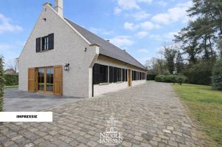 Deze gelijkvloerse charmante woning biedt zeer veel mogelijkheden voor wie op zoek is naar een woning met eventueel praktijk aan huis. Ook als ruim gezinspand met dubbele inpandige garage, grote kelder en zeer veel privacy is dit ideaal! <br />Dit praktisch ingedeeld huis geniet een mooie uitstraling en heeft ruime kamers met nog veel extra uitbreidingsmogelijkheden op de verdieping. <br />Dit karaktervolle pand ligt op een groot perceel te bereiken via een mooie oprijlaan. De gunstige en vlot bereikbare locatie tegen groen maar ook vlakbij autostrade, ZOL en centrum Genk zijn ideaal voor wie gemak wil combineren met luxueus en vrij wonen. <br />Kortom, een eigendom met karakter en potentieel, klaar om verder naar jouw wensen ingevuld te worden!!<br /><br />=> Gelijkvloers<br />- Royale inkomhal met toegang naar leefruimte en keuken<br />- Eveneens toegang tot de nachtgang vanuit de centrale inkomhal<br />- Ruime woonkamer met inbouwhaard in sierschouw<br />- Rechtstreeks toegang tot het terras aan de achterzijde<br />- Aparte keuken voorzien van alle comfort<br />- Vaste eettafel in de keuken<br />- Rechtstreekse deur naar tuin vanuit de keuken<br />- Gang met gastentoilet met fonteintje en vaste trap naar de verdieping<br />- Twee ruime slaapkamers<br />- Twee kleinere slaapkamers<br />- Bureelruimte, direct naast de inkomhal<br />- Volledig betegelde badkamer met ligbad, douche en wastafel<br /><br />=> Kelder en zolder<br />- De woning is volledig onderkelderd en te bereiken enerzijds via de keuken en anderzijds via de grote inpandige garage<br />- De verdieping van de woning is via een vaste trap te bereiken en biedt nog veel uitbreidingsmogelijkheden<br />- Volwaardig te benutten etage met grote ruimtes<br /><br />=>Tuin<br />- Zeer royaal perceel van ca. 1ha ideaal voor het houden van paarden of diertjes<br />- Woning te bereiken via eigen oprijlaan<br />- Mooi terras aan de achterzijde met maximale privacy in natuurlijke omgeving om in alle rust te genieten<br />- De tuin rondom de woning kan nog aangelegd worden naar eigen wens en loopt naadloos over in nog meer groen en bos<br /><br />=> Indeling<br />- Gelijkvloers: inkomhal, gastentoilet, woonkamer, keuken, bureel, twee grote slaapkamers, twee kleinere slaapkamers, badkamer, dubbele inpandige garage<br />- Verdieping/zolder: te bereiken via een vaste trap en in te richten tot extra kamers<br />- Kelder - volledig onderkelderd: CV- ruimte, voorraadkelder, diverse opbergruimtes