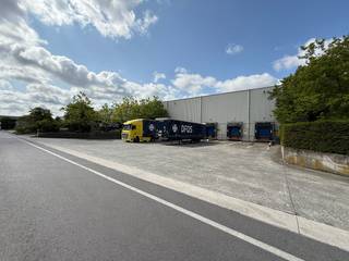 Deze ruime opslagruimte met een oppervlakte van 8830 m² beschikt over een vrije hoogte van 8 meter en is uitgerust met 3 automatische...