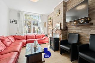 Ontdek deze uitzonderlijk ruime woning met een topligging in Oostende! Gelegen vlakbij een bushalte, op korte afstand van de autosnelweg en op slechts tien minuten fietsen van het bruisende stadscentrum, geniet u hier van een uitstekende bereikbaarheid. Dit vertaalt zich in een indrukwekkende mobiscore van maar liefst 9/10.<br /><br />Met een bewoonbare oppervlakte van 208 m² biedt deze woning een zee aan ruimte en mogelijkheden. Oorspronkelijk ingericht als drie appartementen, werd het pand door de huidige eigenaar opnieuw omgevormd tot één ruime gezinswoning. Dit maakt het geheel bijzonder veelzijdig en interessant voor diverse woon- of investeringsprojecten.<br /><br />De woning kreeg reeds de nodige zorg en aandacht, maar biedt nog ruimte voor verdere afwerking naar eigen smaak en wensen — een unieke kans om uw droomwoning volledig te personaliseren.<br /><br />Met 5 slaapkamers, een EPC-label D en een conforme elektrische keuring beschikt u bovendien over een solide basis om verder op te bouwen.<br /><br />Laat u verrassen door de charme en het potentieel achter deze prachtige voorgevel. Plan vandaag nog uw bezoek en ontdek zelf de mogelijkheden van deze unieke eigendom!