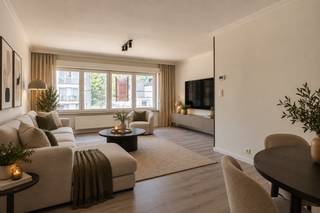 Dit ruim appartement maakt deel uit van een kleinschalige residentie met slechts twee appartementen en is uitstekend gelegen op fietsafstand van het centrum van Gent.<br /><br />Scholen, winkels en openbaar vervoer bevinden zich vlakbij.<br /><br />Het appartement beschikt over een ruime en lichtrijke leefruimte, een aparte keuken, een praktische berging, twee volwaardige slaapkamers en een badkamer.<br /><br />De absolute troeven zijn de privatieve tuin en de garage, die zorgen voor extra comfort en buitenruimte.<br /><br />Bovendien geniet u dankzij de kleinschaligheid van een rustige woonomgeving met slechts één mede-eigenaar.<br /><br />Een ideale woonst voor wie op zoek is naar ruimte, een tuin, een garage en een gunstige ligging nabij Gent.<br /><br />Bel Top Vastgoed voor een bezoek op 0475 700 700.