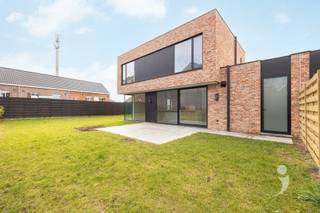 Beautiful newly built house in Houwaart Discover this beautifully finished new construction home located in the center of Houwaart. The year of...