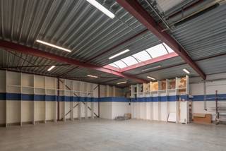 Riant handelspand met bijhorende opslaplaatsen en een royale woonst. De locatie aan het op- en afrittencomplex van de E313 in Boirs geniet...