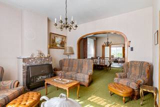 <div><div> <p>Ruime halfopen bebouwing met veel potentieel.</p><p>Op een mooi perceel van 1.140 m² bevindt zich deze ruime halfopen bebouwing met een bewoonbare oppervlakte van maar liefst 203 m². De woning dient volledig gerenoveerd te worden, maar vormt de ideale basis voor wie op zoek is naar een karaktervolle woning die volledig naar eigen smaak kan worden ingericht. Via de inkomhal bereikt u de leefruimte met aansluitende eetkamer, de keuken en de badkamer met douche en toilet. Verder beschikt de woning over een praktische kelder en een afzonderlijke garage. Op de eerste verdieping bevinden zich twee volwaardige slaapkamers. De tweede verdieping beschikt eveneens over twee ruime slaapkamers, waardoor deze woning verrassend veel ruimte biedt. Een belangrijke troef is het ruime perceel van 1.140 m². Er bestaat een mogelijkheid om het naastliggende perceel als bouwgrond voor een halfopen bebouwing te ontwikkelen, mits het bekomen van de nodige stedenbouwkundige vergunning(en). Hiervoor wordt evenwel geen enkele stedenbouwkundige zekerheid of garantie gegeven. Kandidaat-kopers dienen zelf de stedenbouwkundige mogelijkheden en haalbaarheid bij de bevoegde overheid te onderzoeken. Dankzij de rustige ligging, de ruime bewoonbare oppervlakte en de talrijke mogelijkheden vormt deze eigendom een uitstekende opportuniteit voor wie op zoek is naar een renovatieproject met toekomstpotentieel. </p></div> </div>