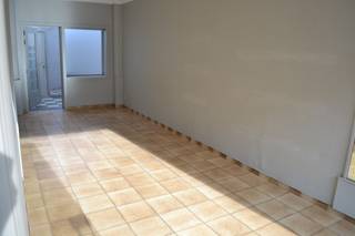 Kantoor/winkel ruimte van 23m² met bijhorende kelder berging van 30m².Beschikbaarheid: 01/10/2026Adres: Bissegemstraat 15, GullegemHuurprijs: 475...