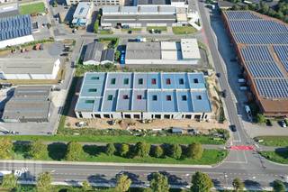 Op zoek naar een bedrijfsruimte waarin u meteen kan starten?<br />Bedrijvenpark <strong>"URSUS"</strong> biedt 17 KMO-units te koop, met oppervlaktes tussen 175 m² en 227 m² (samenvoegbaar tot grotere oppervlaktes). <br /><br />Inbegrepen in uw unit waardoor u meteen aan de slag kan:<br />- 4 lichtpunten<br />- sectionale poort<br />- waterkraan<br />- keuring water & elektriciteit<br />- 2 stopcontacten <br /><br />De casco magazijnen (en eventueel bijhorende kantoren) zijn opgebouwd uit geprefabriceerde geïsoleerde sandwichelementen in beton of metalen sandwichpanelen of een combinatie van beide. De loodsen, allen brandklasse B, hebben een vrije hoogte van +/- 6 meter en zijn toegankelijk via een automatische sectionale poort (al dan niet met een aparte toegangsdeur en glaspartij) en zijn voorzien van een lichtstraat. De duurzame bedrijfsgebouwen zijn gelegen in industriegebied voor ambachtelijke bedrijven en KMO's en zijn geschikt voor zowel opslag, productie, verwerking van goederen, groothandel, transport -en distributieactiviteiten, ... <br /><br />Fantastisch gelegen nabij het centrum van Meulebeke en Tielt, op amper 4 km van de Brugsesteenweg (N50) en op slechts 5 km van de Pittemsesteenweg (N37) met een vlotte verbinding naar de E403 op- en afrit 8 Roeselare-Beveren.<br />De units 1 tot en met 10 genieten van een uitstekende zichtbaarheid vanaf de Randweg. Per unit zijn er minstens twee privatieve parkeerplaatsen voorzien.<br /><br />Oplevering voorzien: Q4 2026<br /><br />Per unit zijn er minstens twee privatieve parkeerplaatsen voorzien.<br />Er zijn ruime parkeer- en manoeuvreerruimte voorzien op het terrein. <br /><br />Contacteer <strong>PANORAMA B2B</strong> voor bijkomende inlichtingen, plannen of een vrijblijvend plaatsbezoek <strong>050 300 800</strong>.