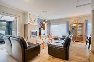 <p><span>Deze residentieel gelegen VILLA met 3 SLAAPKAMERS en GARAGE is ingeplant op een perceel van 572m2. Deze tijdloze laagbouwvilla, omringd door een prachtig aangelegde TUIN, omvat: inkomhal met toilet, LICHTOVERGOTEN living (gashaard & grote RAAMPARTIJEN) met toegang tot de veranda, leefkeuken (o.a k</span>eramische kookplaat, oven, microgolfoven, ijskast, vaatwas<span>, ...), 3 slaapkamers, moderne badkamer (lavabomeubel, inloopregendouche). Bergzolder. Garage + oprit. Genieten van het zonnetje kan perfect in de tuin rondom de woning met aangelegd terras en tuinhuis. Extra troeven: fantastische locatie, gelijkvloers wonen, rolluiken, CV op aardgas,... Mooi & rustig wonen! (sted. inl. in aanvraag)</span></p>