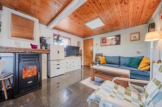 We Invest Ciney Haute-Meuse vous propose cet agréable chalet niché sur un terrain privé dans un domaine paisible sur les hauteurs d'Hastière...