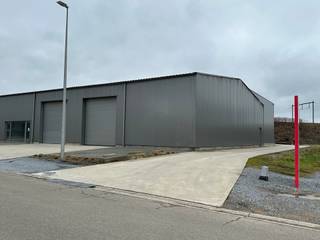 Bedrijfsruimte/magazijn van 250m², zeer goed gelegen in KMO zone Het Dorlik.Vlakbij de op- en afrit N°29 van de E 313.De hal is voorzien van een...