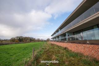 Dit modern en ENERGIEZUINIG appartement is gelegen in het rustige Sint-Baafs-Vijve en is ideaal voor wie op zoek is naar een comfortabele en modern appartement.<br />Het appartement bevindt zich op de 1ste verdieping en is toegankelijk via een lift. <br />Het pand heeft volgende indeling: inkom met inbouwkast, ruime en lichtrijke leefruimte met zicht op de Oude Leie, open keuken met toestellen ( o.a. vaatwasser, oven, microgolf,...), wasplaats, badkamer ( met ligbad en douch) & 2 slaapkamers. Het appartement beschikt ook over een ruime terras met aangenaam uitzicht. Aparte garage box aanwezig en extra privé berging. Syndickosten: € 50/maand;<br /><br />TROEVEN:<br />* Instapklaar<br />* Energiezuinig<br />* Rustige ligging<br />Voor meer informatie of een bezoek, mail gerust naar anke@immoroba.be