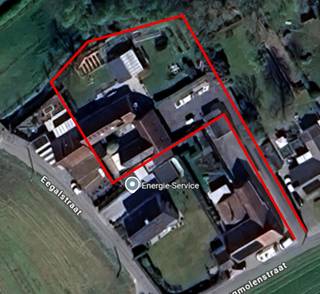 Deze villa is heel mooi rustig gelegen in het landelijke Anzegem en biedt een uitzonderlijke combinatie van héél veel ruimte, comfort en veelzijdigheid. Het eigendom bestaat uit een ruime hoofdwoning, een polyvalente ruimte, een volwaardige kangoeroewoning, garage en diverse bijgebouwen.<br /><br />De hoofdwoning (gerenoveerd in 2003) heeft een bruikbare vloeroppervlakte van maar liefst 246 m² en omvat een inkomhal met op maat gemaakte inbouwkasten, een ruime leefruimte met salon en gashaard, een geïntegreerd bureau met inbouwkasten, vier slaapkamers, een badkamer, , een inkomhal, een grote kwaliteitsvolle keuken met kookeiland (5 pits inductieplaat), steamer Miele, vaatwasser Miele, oven Miele, … afwerking met natuurstenen werkblad en heel veel kastruimte, koele berging, apart toilet (hang WC) , badkamer (gelijkvloers) met dubbele lavabo, ligbad en douche, een aparte wasplaats met technieken (CV Viessman en zonneboiler) en een inpandige garage met elektrische sectionale poort. <br /><br />De kangoeroewoning (nieuwbouw 2006) beschikt over een bruikbare vloeroppervlakte van 204 m² en is ingericht met een slaapkamer, badkamer (met douche, lavabo en toilet), berging, ingerichte keuken, leefruimte, veranda, inpandige garage (recent werd de poort vervangen door raam en 2 toegangsdeuren waardoor het ook perfect als een extra apart bureau kan dienen).<br /><br />Boven de garages en kangoeroewoning bevindt zich een polyvalente ruimte van 66 m², bereikbaar via buitentrap in tropisch hardhout en uitgerust met een kitchenette, twee toiletten met lavabo, ideaal voor praktijk, hobby of kantoor aan huis.<br /><br />Verder is er een bijgebouw in perfecte staat (o.a. met recent schrijnwerk, isolatie,…) van ca. 48 m² (momenteel gebruikt als ontspannings- en fitnessruimte), een tuinberging van ca 12 m², een glazen serre van ca 31 m² en een tuinhuis van ca 10 m². <br /><br />Het geheel is gelegen op een ruim perceel van 2.076 m², met een terras van 110 m² en 285 m² aan oprit- en parkeerruimte.<br /><br />https://youtu.be/_lU1ntJgXJo<br />