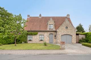 In the residential area of Sint-Kruis (Bruges), this stylish villa for sale on a 789m² plot is quietly located along Kasteleinweg. This detached house (°1981, EPC score: 275, compliant electrical inspection, solar panels, charging station) with 5 bedrooms, 2 bathrooms, bright living areas and indoor garage has a completely conveniently oriented garden and plenty of terrace space, where you can completely relax. Here you feel like you are far away from the hustle and bustle, but still a stone's throw from the city of Bruges (as well as van Damme, Knokke...) and also close to the commercial center of Sint-Kruis with its schools, local shops, department stores, public transport, sports facilities...Ground floor:- Entrance hall with guest toilet;- bright living room (45m²) with gas fireplace;- fully equipped kitchen (16m²);- practical storage (6m²) adjacent to the kitchen);- laundry room (11m²);- indoor garage (20m²);- sunny garden (789m²) with numerous terraces, private driveway and practical garden house, 2 rainwater wells (2x8,000L).1st floor:- Night hall (11m²);- bedroom 1 (15m²);- bedroom 2 (12m²);- bedroom 3 (12m²);- bedroom 4 (10m²);- bedroom 5 (10m²);- bathroom 1 (5m²);- bathroom 2 (9m²).2nd floor:- Attic storage (31m²).The property is offered through the Pre-sale formula. On 20/06/2026 between 09:00 and 14:00, you can come visit the property by appointment and make an offer. The listed price is a starting price. For further information, please contact the property agent.Register of measures: no